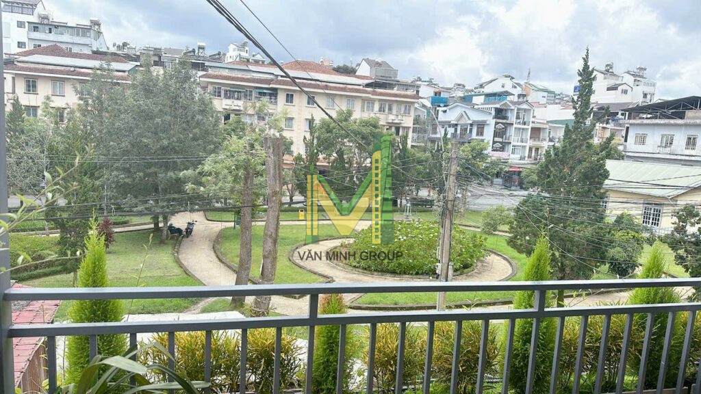 BÁN NHÀ MẶT TIỀN HẺM Ô TÔ – ĐƯỜNG NGUYỄN VĂN TRỖI, ĐÀ LẠT  (Đối diện Chung cư Nguyễn Lương Bằng)