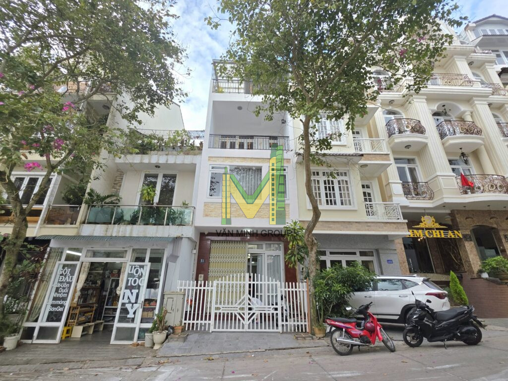 Chính chủ cần bán nhà mặt tiền khu Golf Valley, phường 2, Đà Lạt, thích hợp để ở hoặc kinh doanh